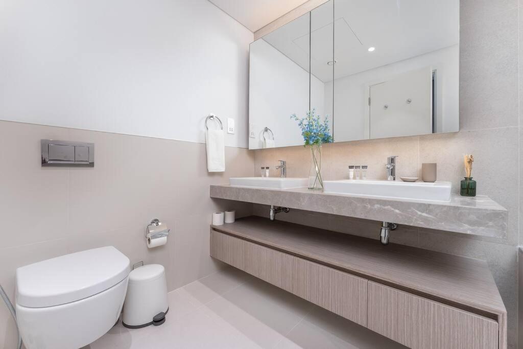 Vogue Waterfront Living - The Grand Creek Harbour Apartament