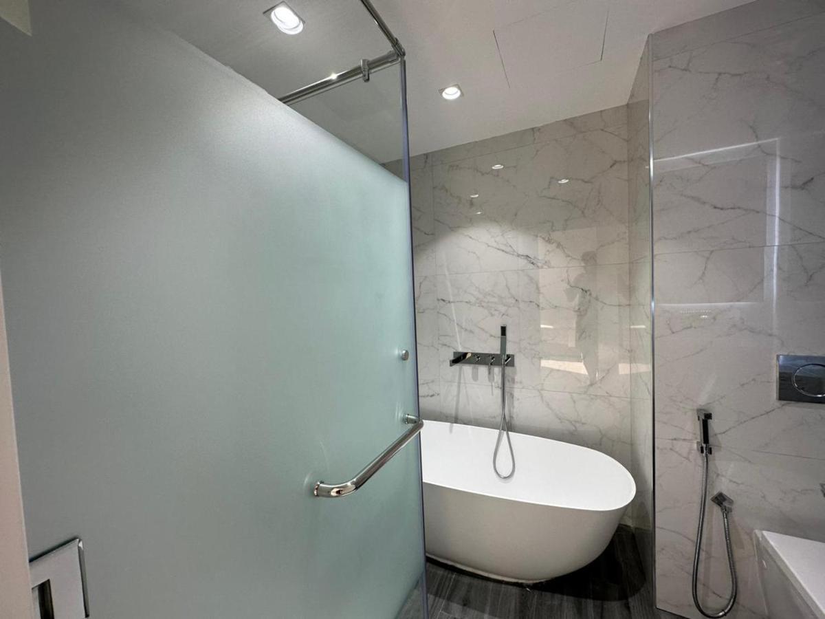 Stylish 2 Bedroom Service With Sea View Apartment