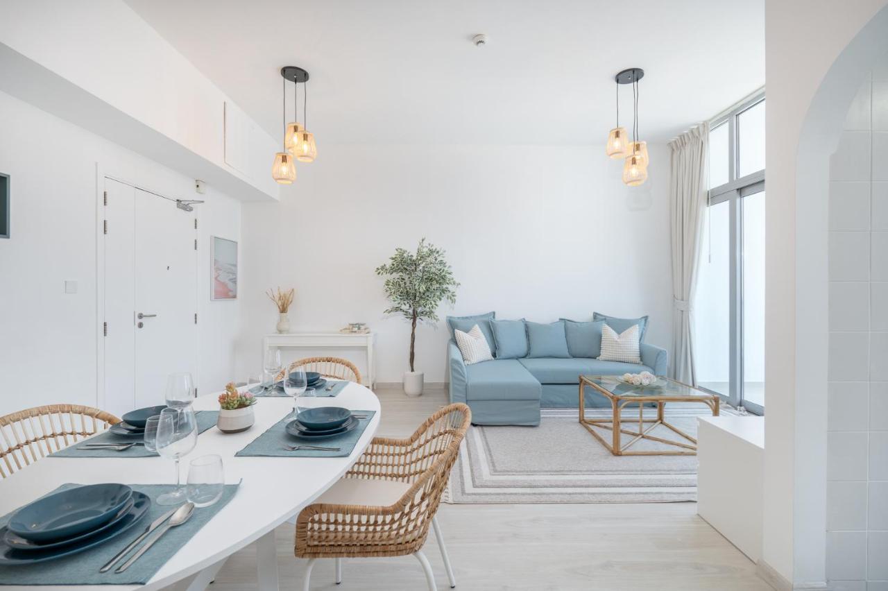 Apartemen Seaside Serenity Stylish Marine-themed