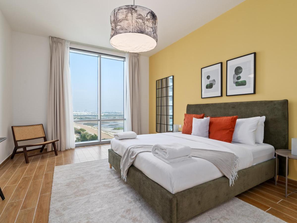 Modern With Partial Canal And Pool View Appartement Dubaï