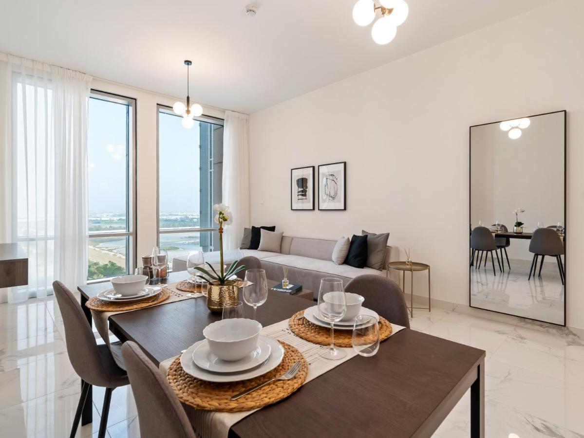 Modern With Partial Canal And Pool View Dubaï