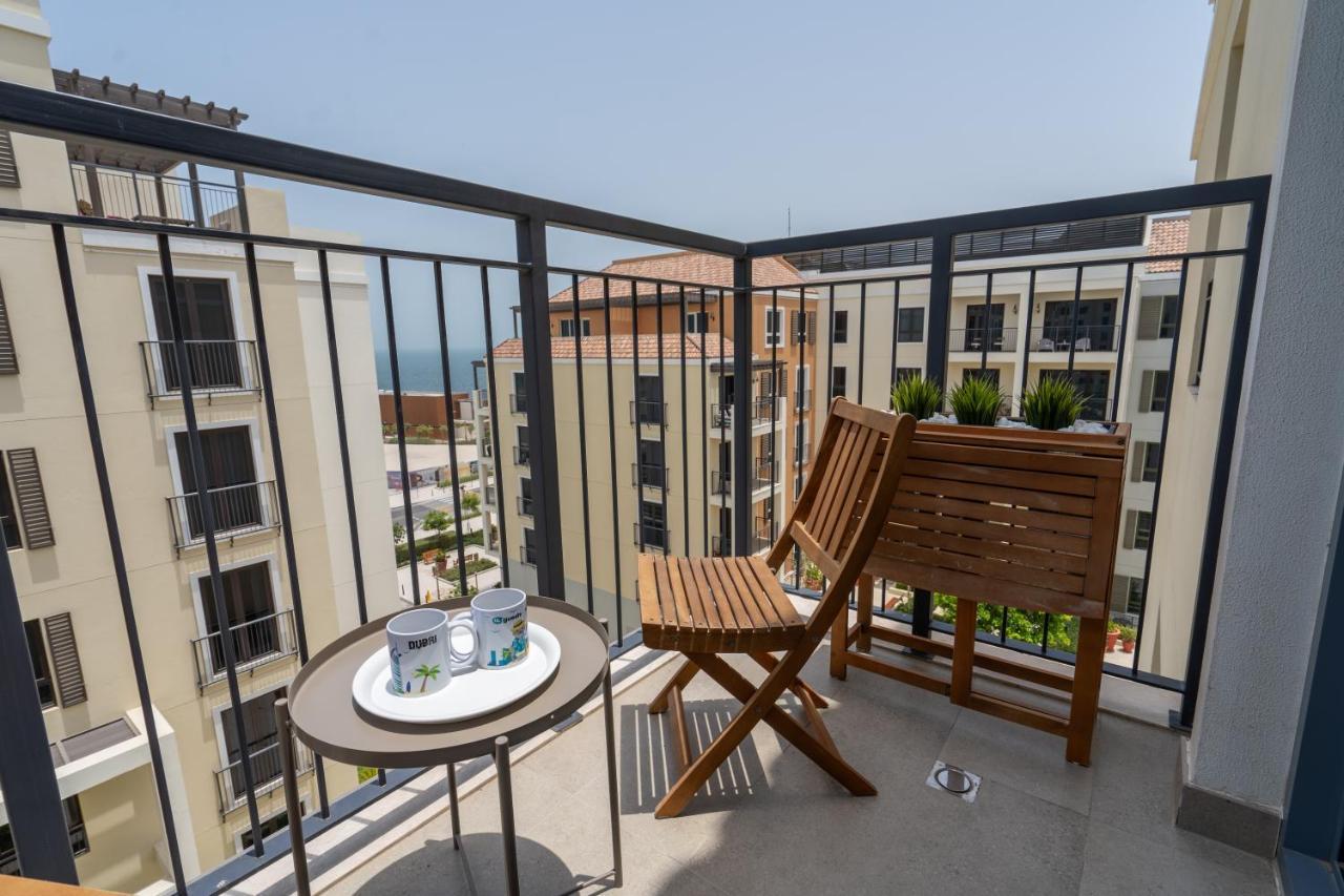 Apartamento Higuests - Stylish Waterfront Retreat With Balcony In La Dubái