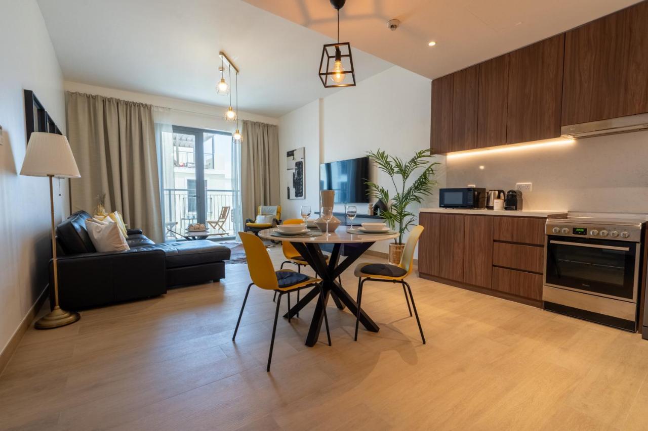 Apartamento Higuests - Stylish Waterfront Retreat With Balcony In La *