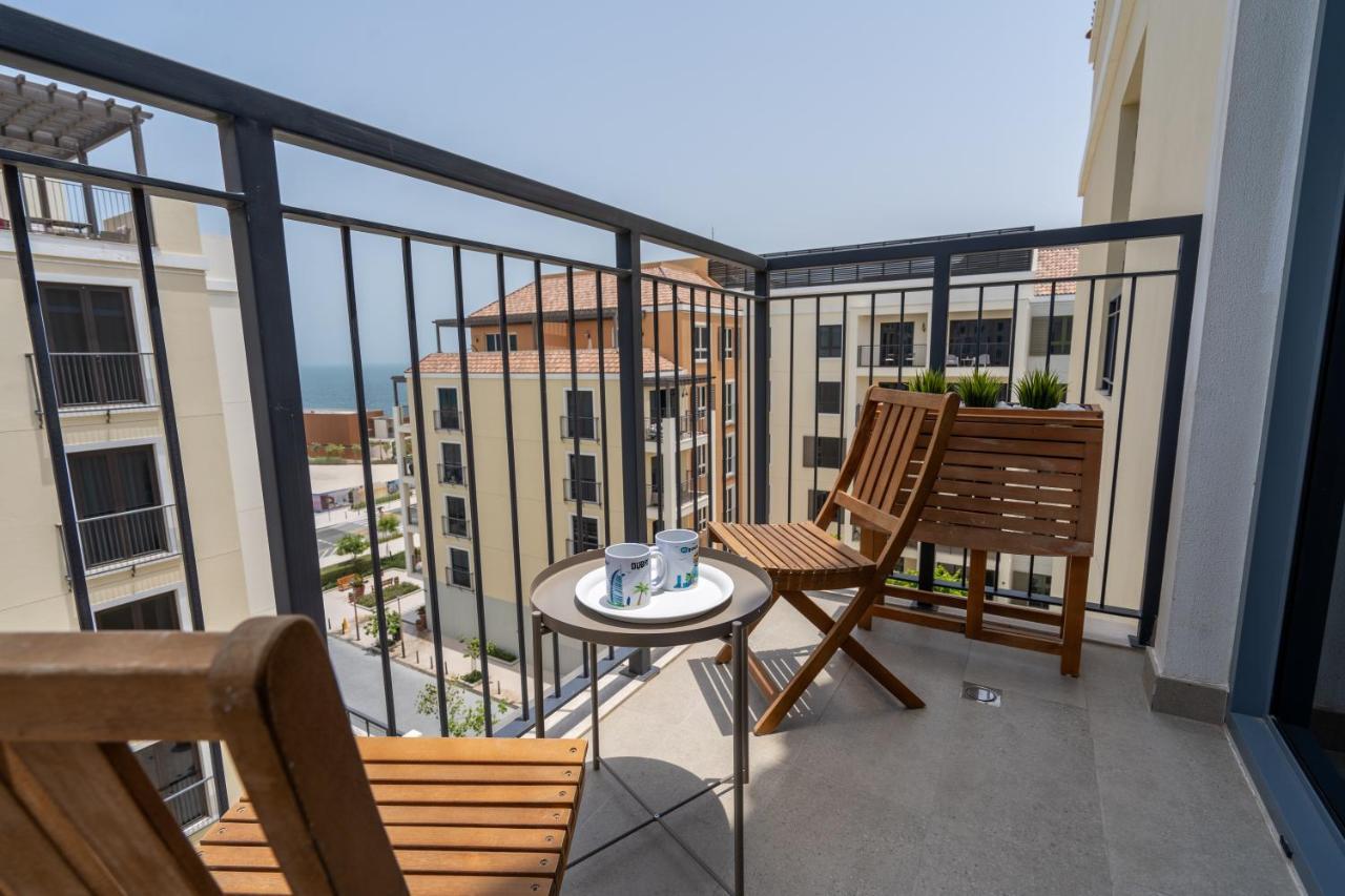 Apartamento Higuests - Stylish Waterfront Retreat With Balcony In La *