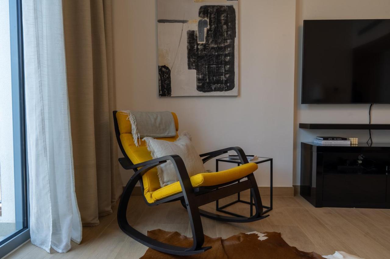 Apartamento Higuests - Stylish Waterfront Retreat With Balcony In La Dubái