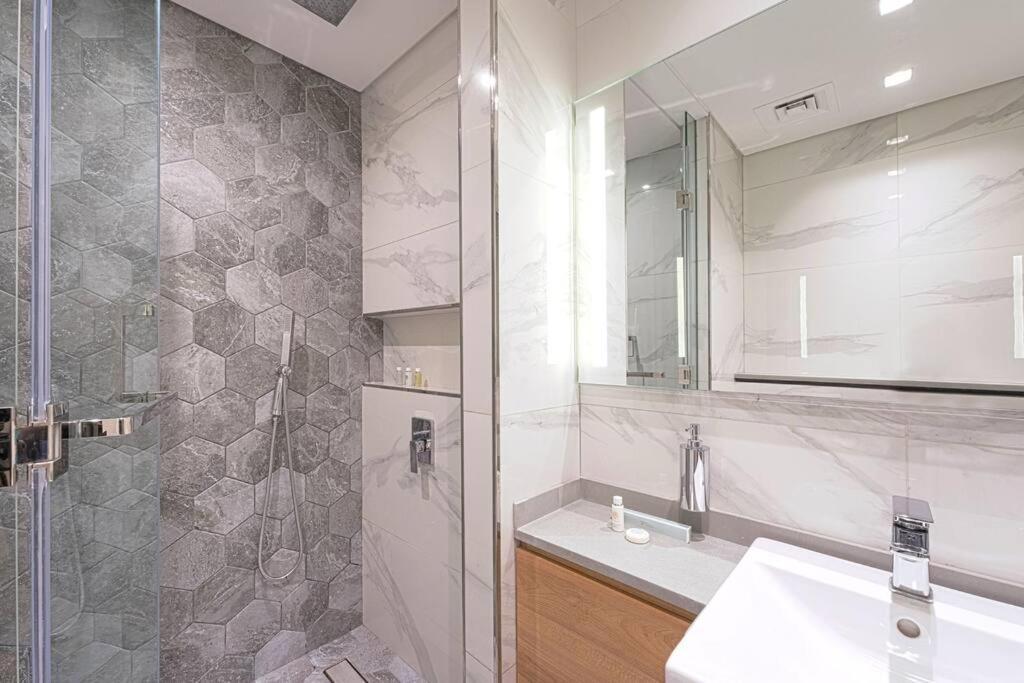 Lejlighed Exquisite 1-br At Mag 318 In Business Bay *
