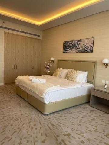 Reserve Now Stylish Studio4 In Palm Tower Sky Pool Views Apartamento