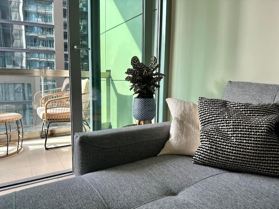 Spacious Place Near Mall, Fountains & Burj Khalifa Apartment *