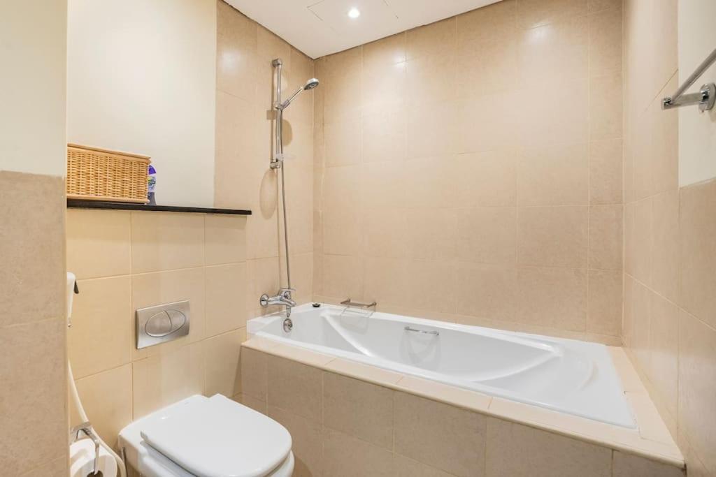 Apartment Spacious Place Near Mall, Fountains & Burj Khalifa Dubai