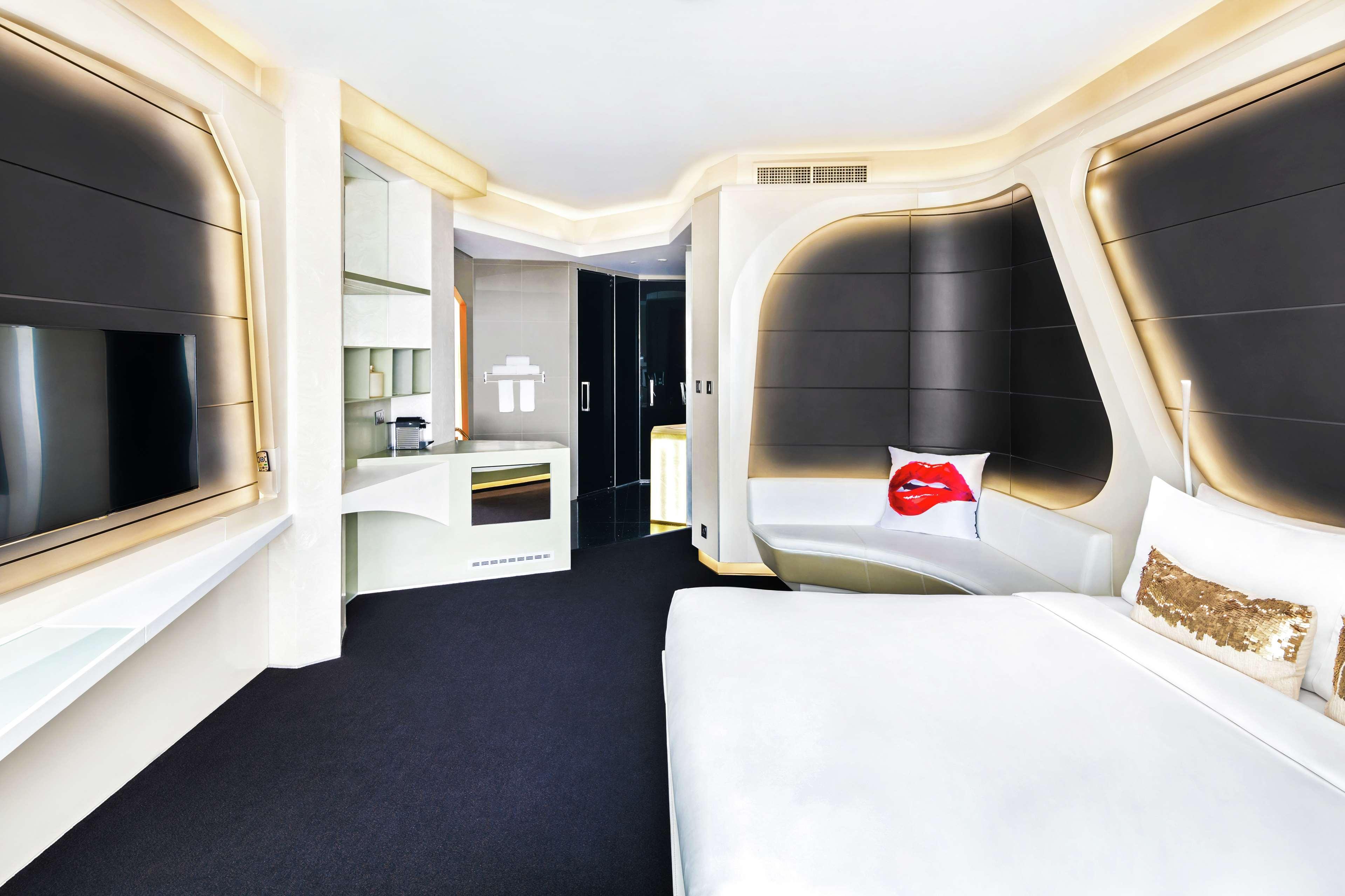 V Dubai, Curio Collection By Hilton Hotel