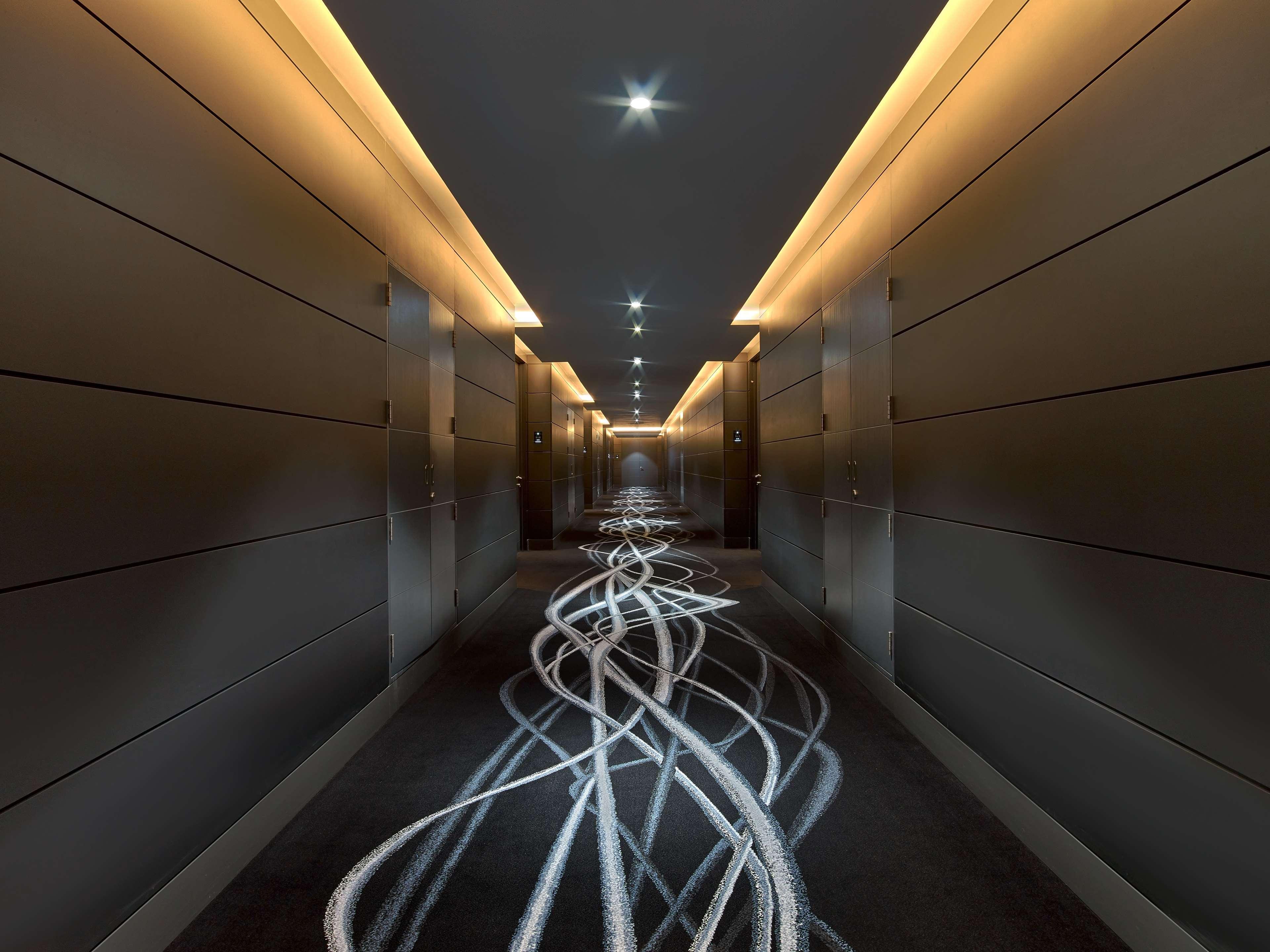 V Dubai, Curio Collection By Hilton