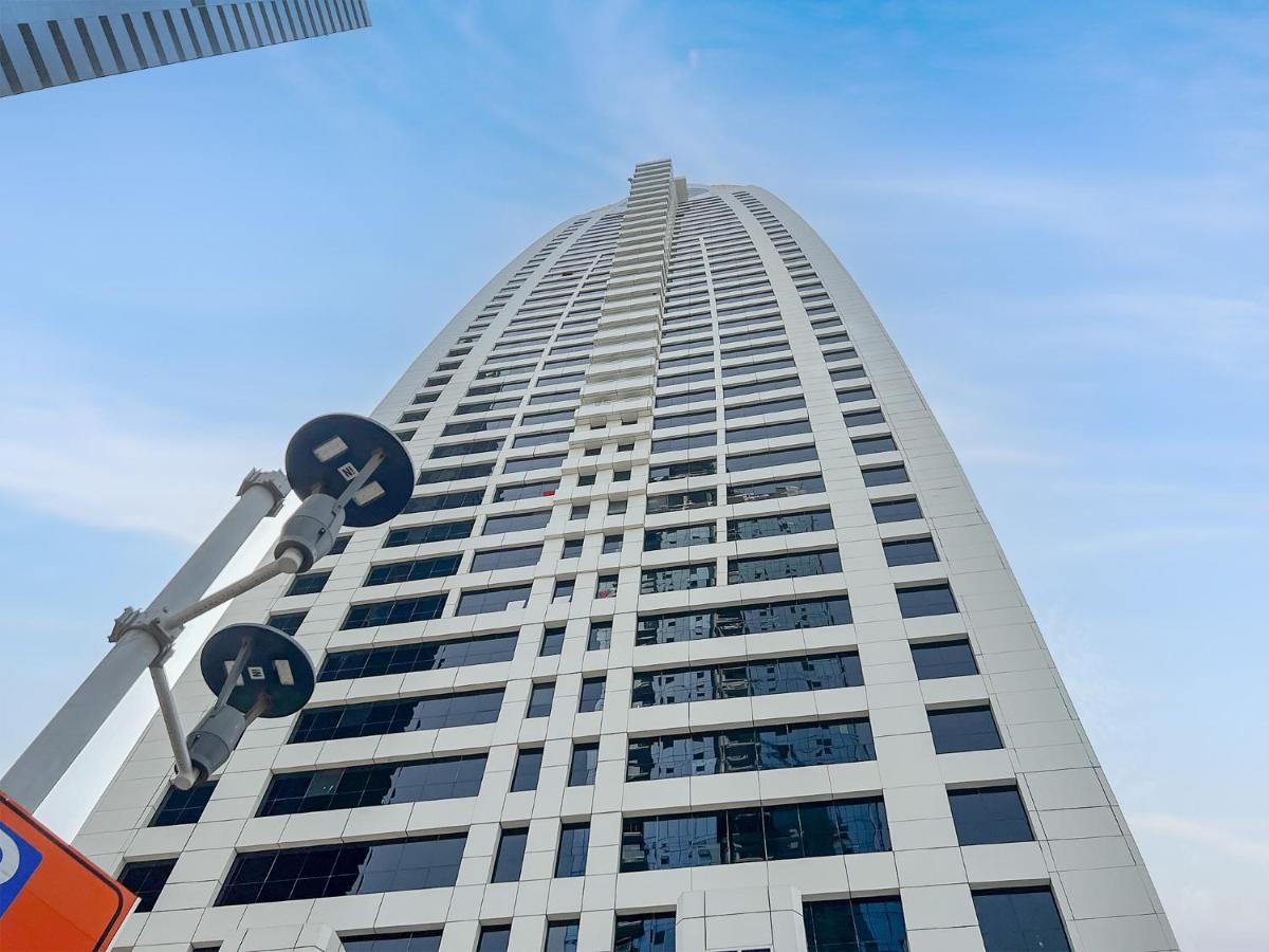 Cosmos Living Spacious With Balcony * Dubai