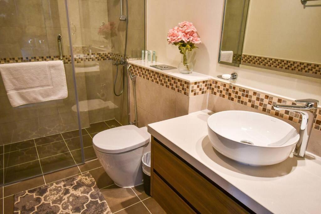 Reva Tower- 2br Mall Walking & Canal Facing Apartment