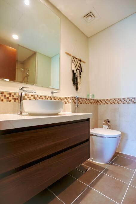 Reva Tower- 2br Mall Walking & Canal Facing Dubai