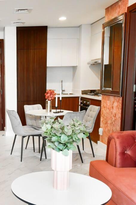 Apartment Reva Tower- 2br Mall Walking & Canal Facing Dubai