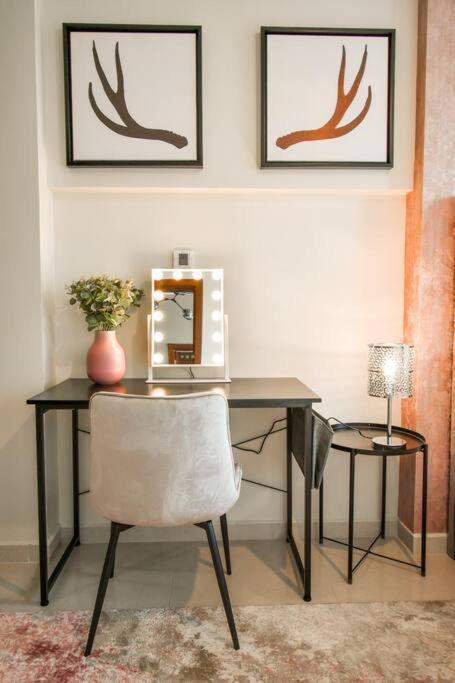 Apartment Reva Tower- 2br Mall Walking & Canal Facing