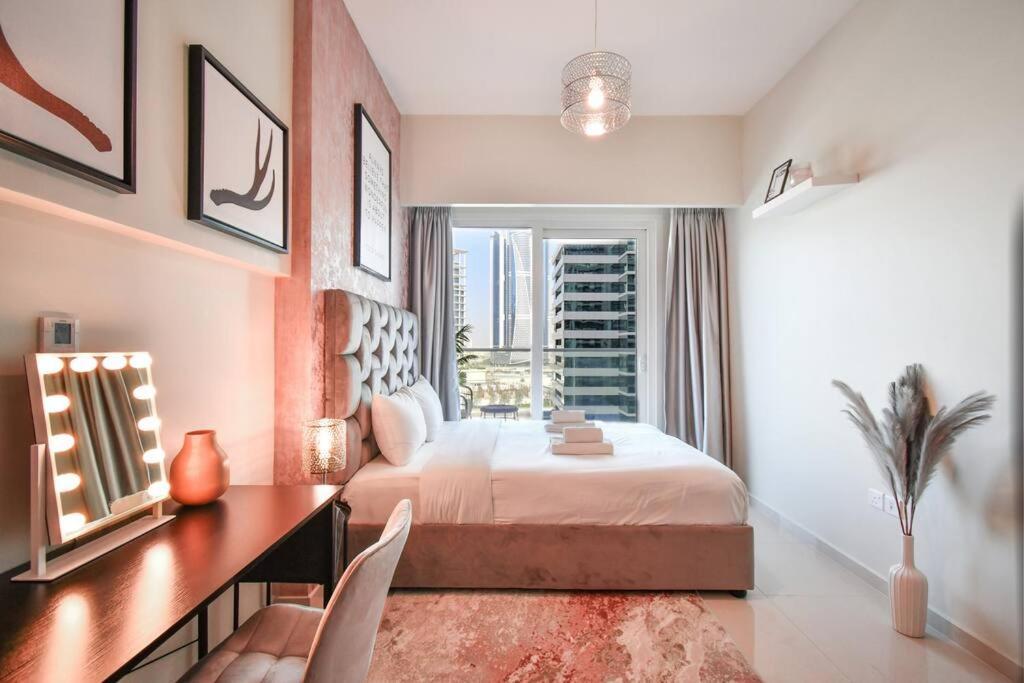 Reva Tower- 2br Mall Walking & Canal Facing * Dubai