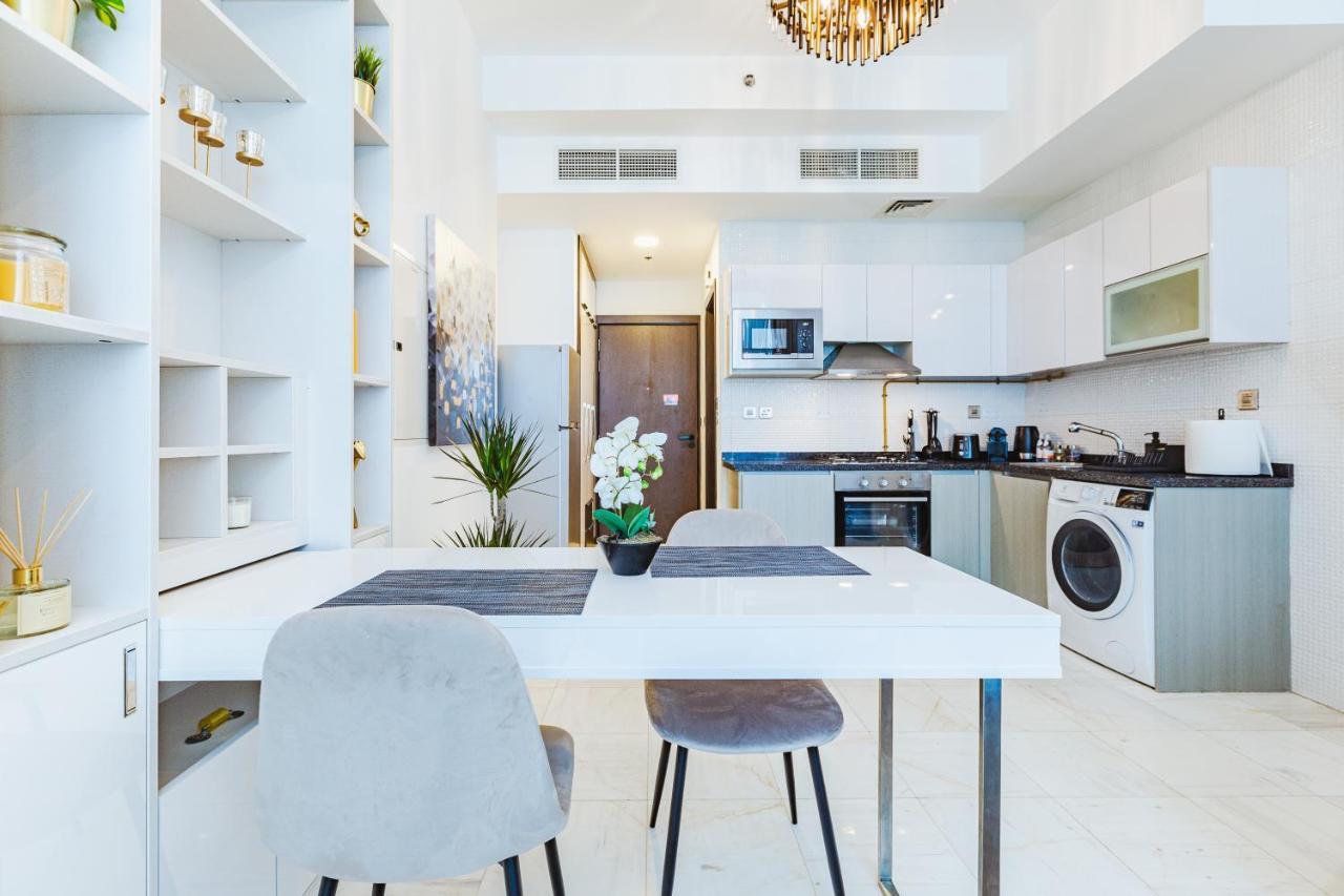 Waves Homes - Chic With Balcony Overlooking Views Appartement