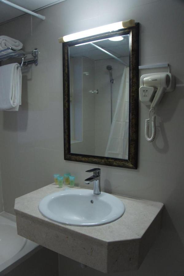 Three 888 Hotel 2*