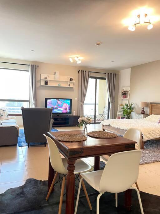 Sunset Oasis: Beachfront Apartment Dubai