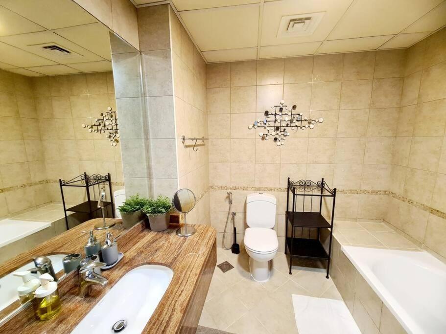Sunrise Homes - With Huge Balcony & Amazing View Near Jbr Appartement