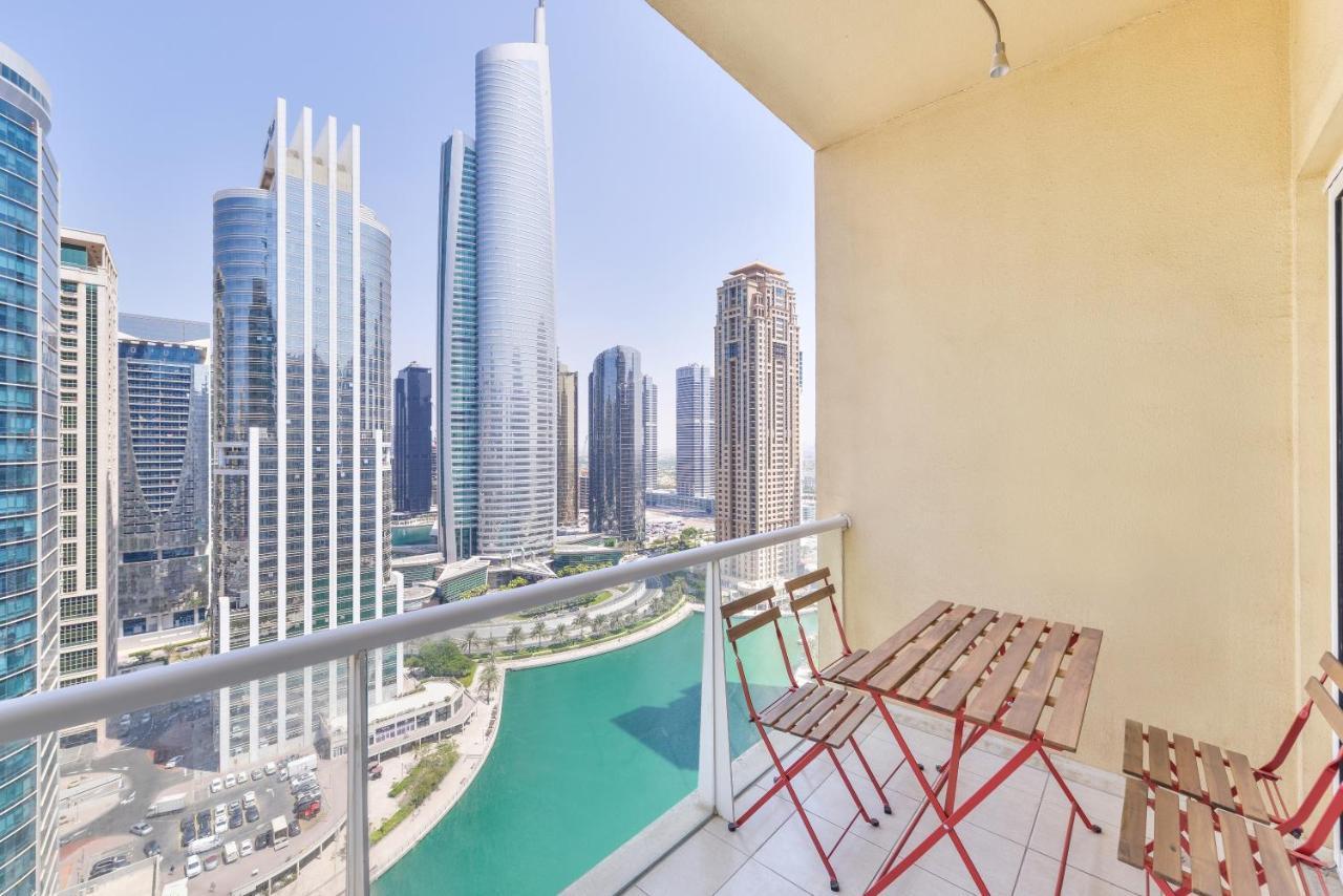 Oasis In Dubai. Dubaï