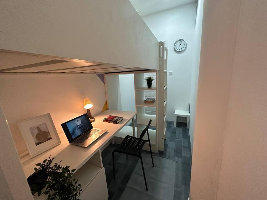 Appartement Loft Style Partition In Shared In Al Barsha 1 Near Moe Metro *