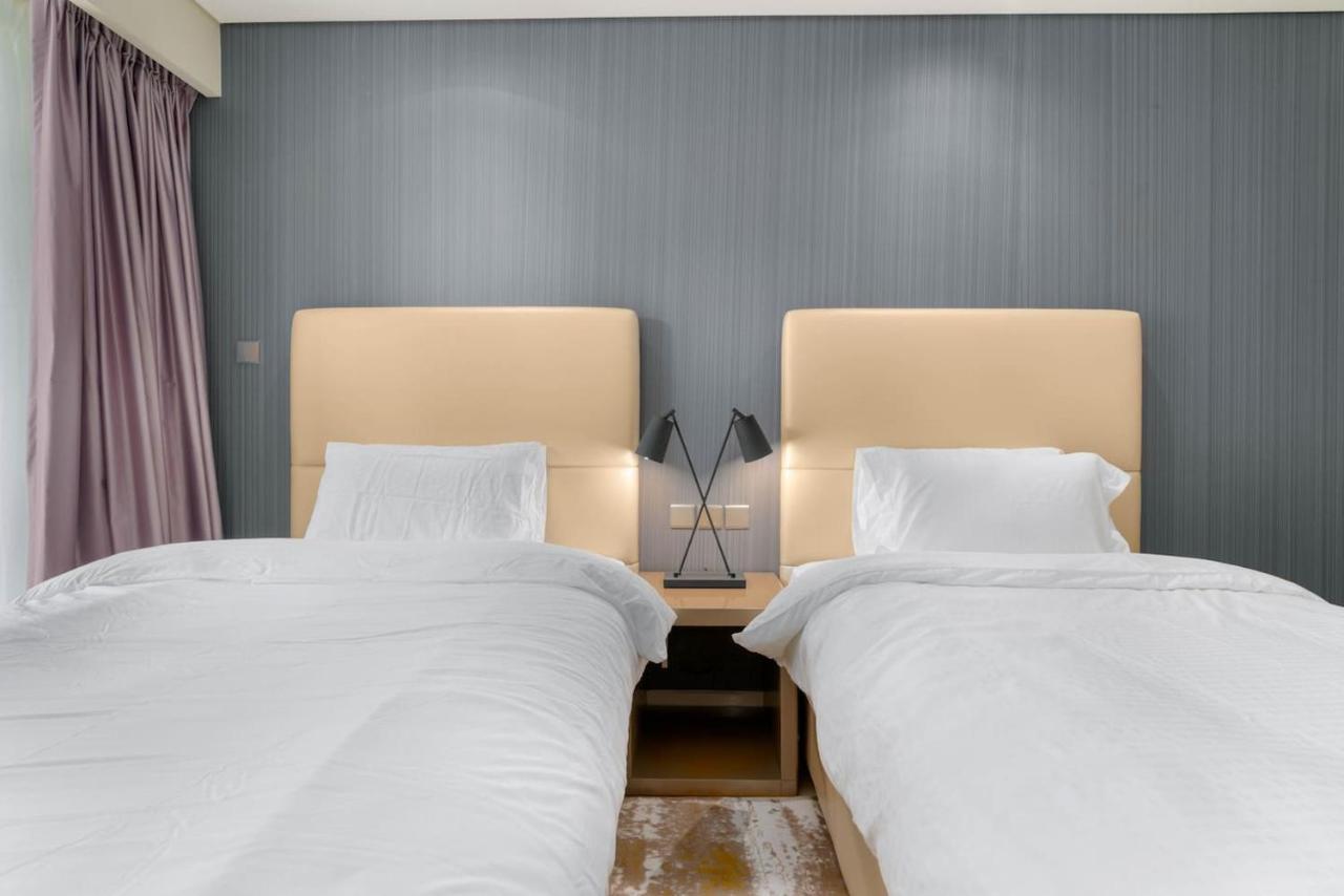 White Sage - Glamorous & Spacious 2br At Damac Paramount Towers Apartment *