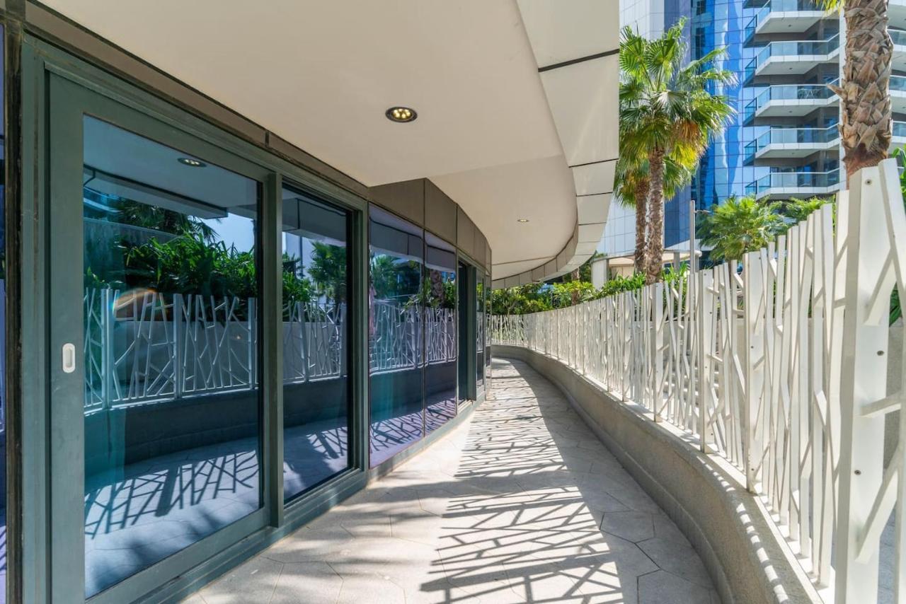 White Sage - Glamorous & Spacious 2br At Damac Paramount Towers Apartment