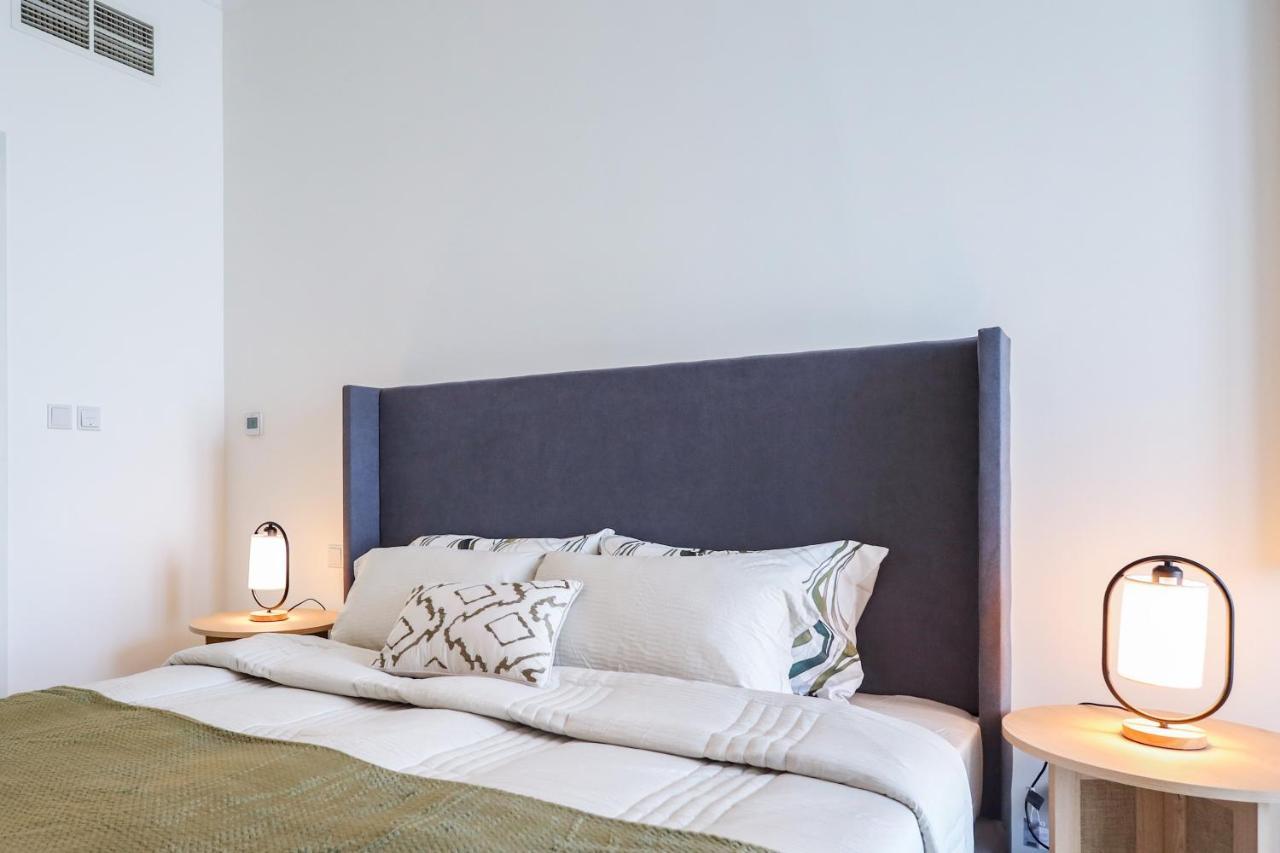 Apartamento Elite Lux Homes - Serene Golf View Living 1 Bhk In Damac Hills Dubai