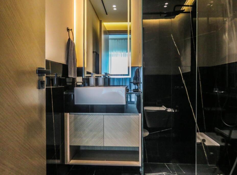 Stylish 2 Bedroom In Binghatti, Business Bay Dubái