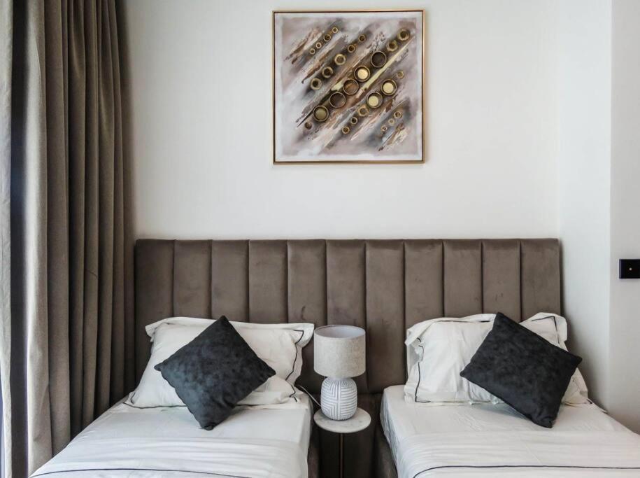 Appartement Stylish 2 Bedroom In Binghatti, Business Bay *