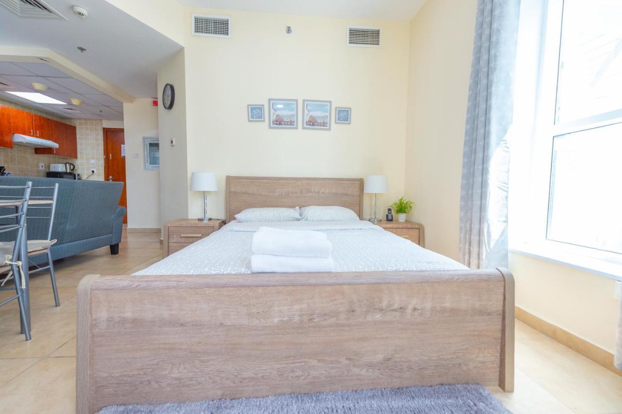 Apartament Luxury Escapes - Modern Budget With Balcony In Jlt!