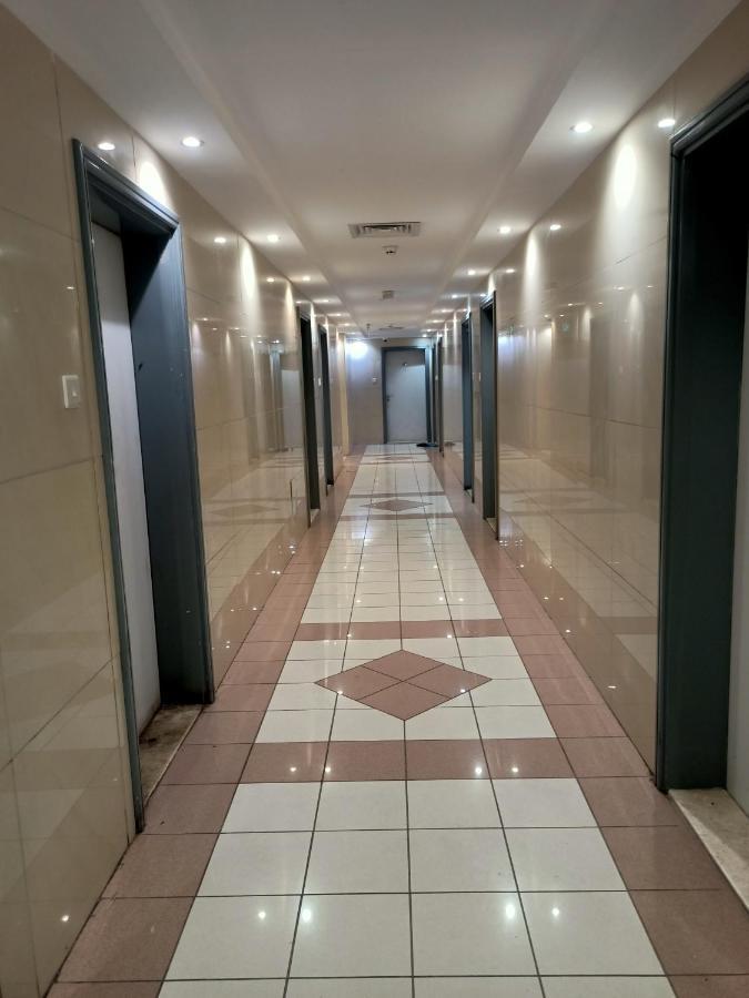 Rovers Boys Near Gold Souq Metro Vandrerhjem Dubai