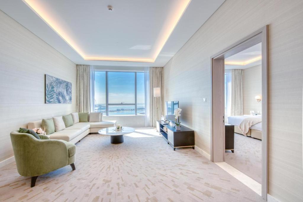 The Infinity Pool ,resort Style Amenities, Sea Views And A Glimpse Of Ain Dubaï