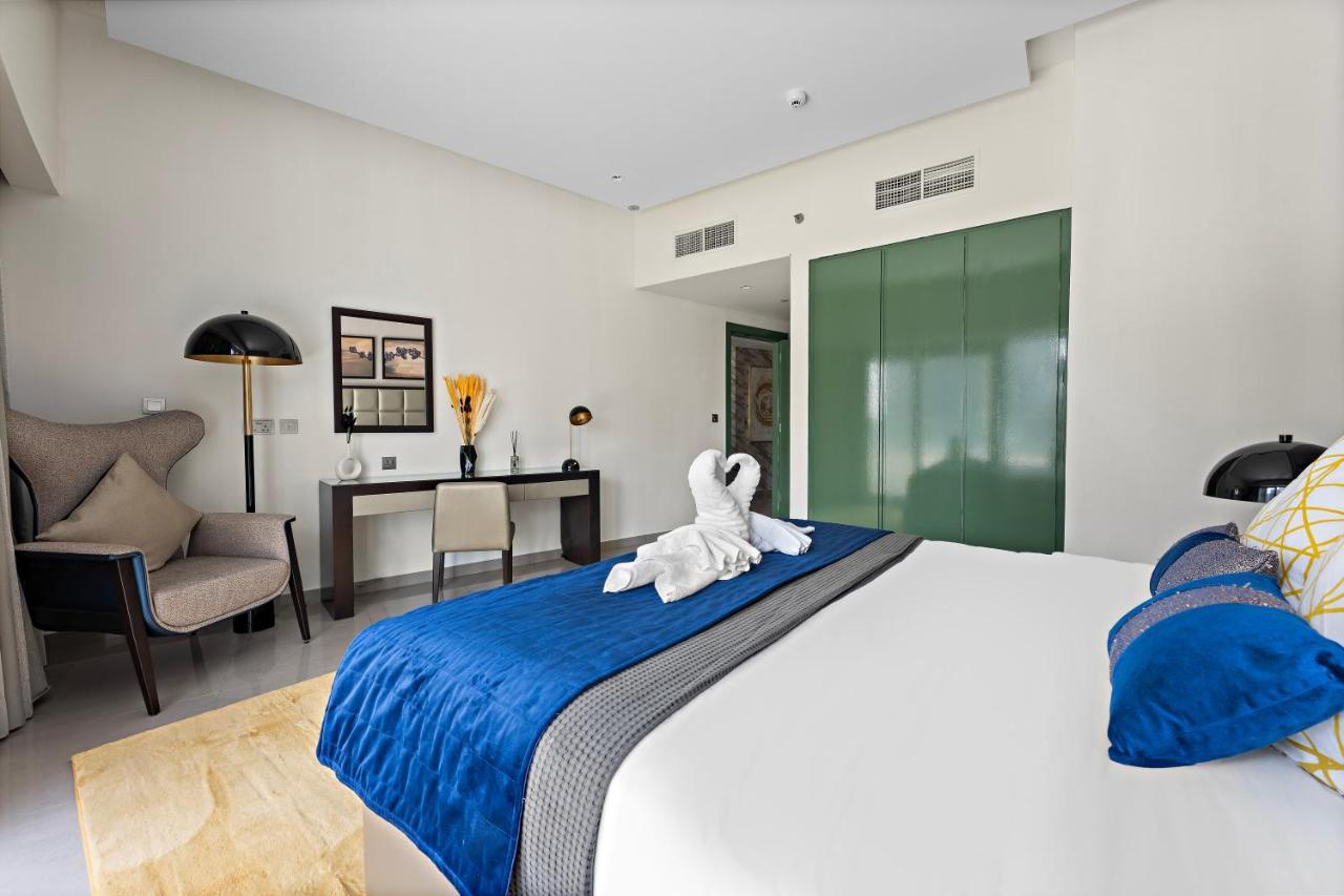 Apartamento Luxe 1br Sleeps 4, Near Burj Khalifa And Mall With Pool And Free Parking Dubái