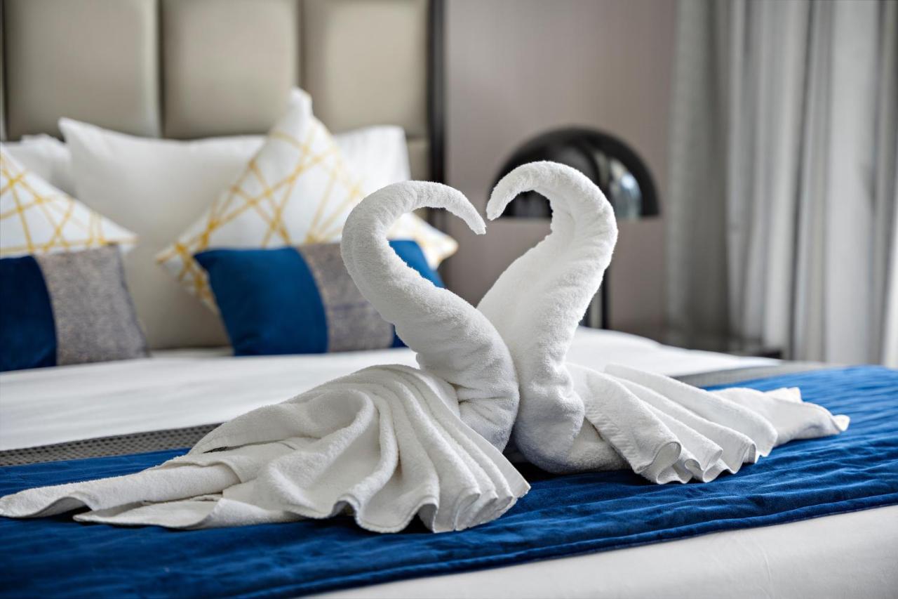 Apartamento Luxe 1br Sleeps 4, Near Burj Khalifa And Mall With Pool And Free Parking Dubái