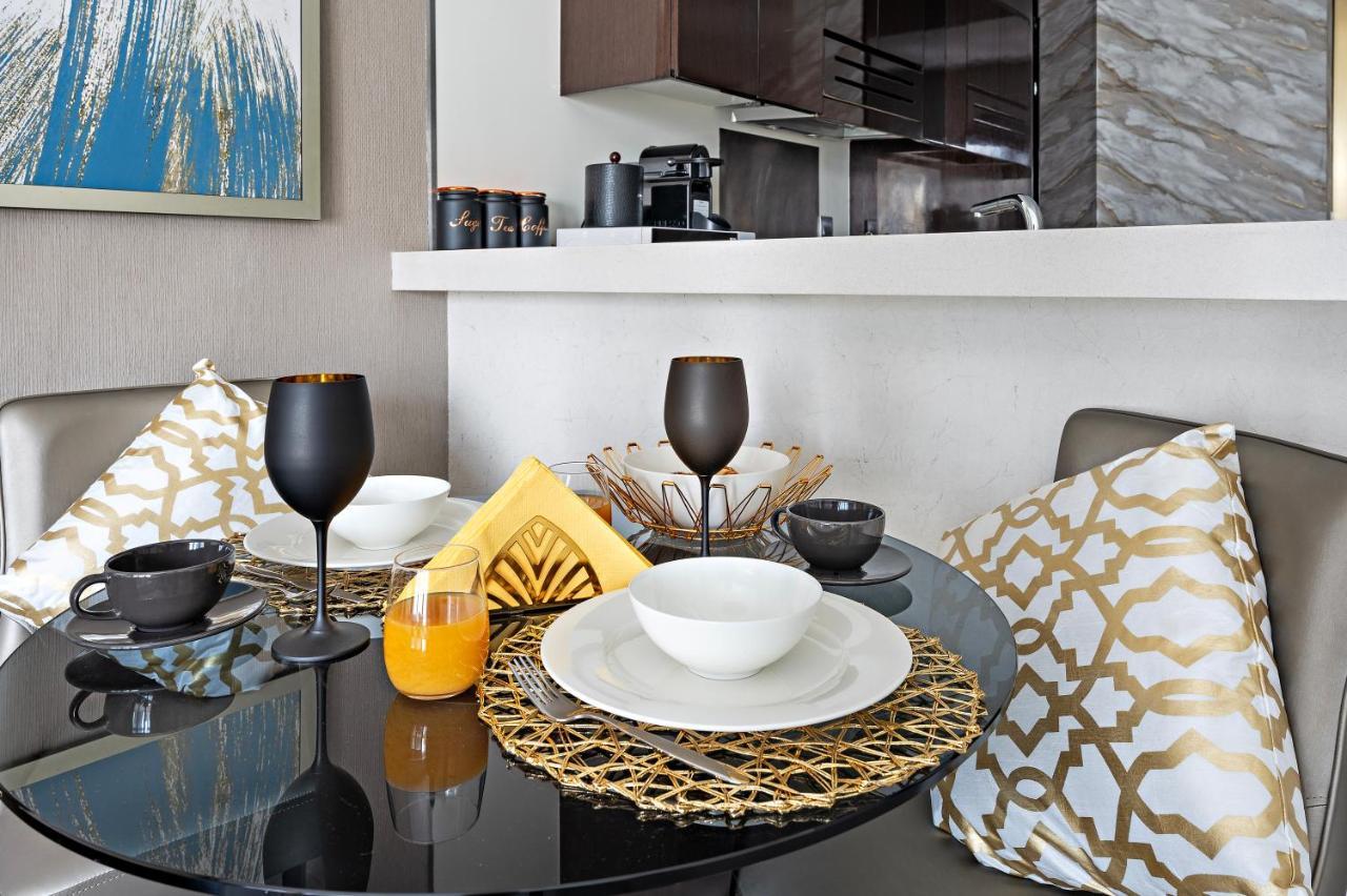 Luxe 1br Sleeps 4, Near Burj Khalifa And Mall With Pool And Free Parking Dubái