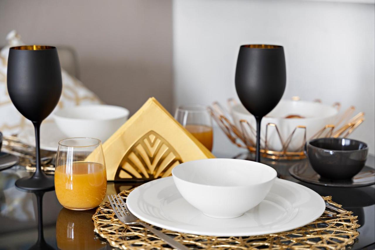 Apartamento Luxe 1br Sleeps 4, Near Burj Khalifa And Mall With Pool And Free Parking Dubái