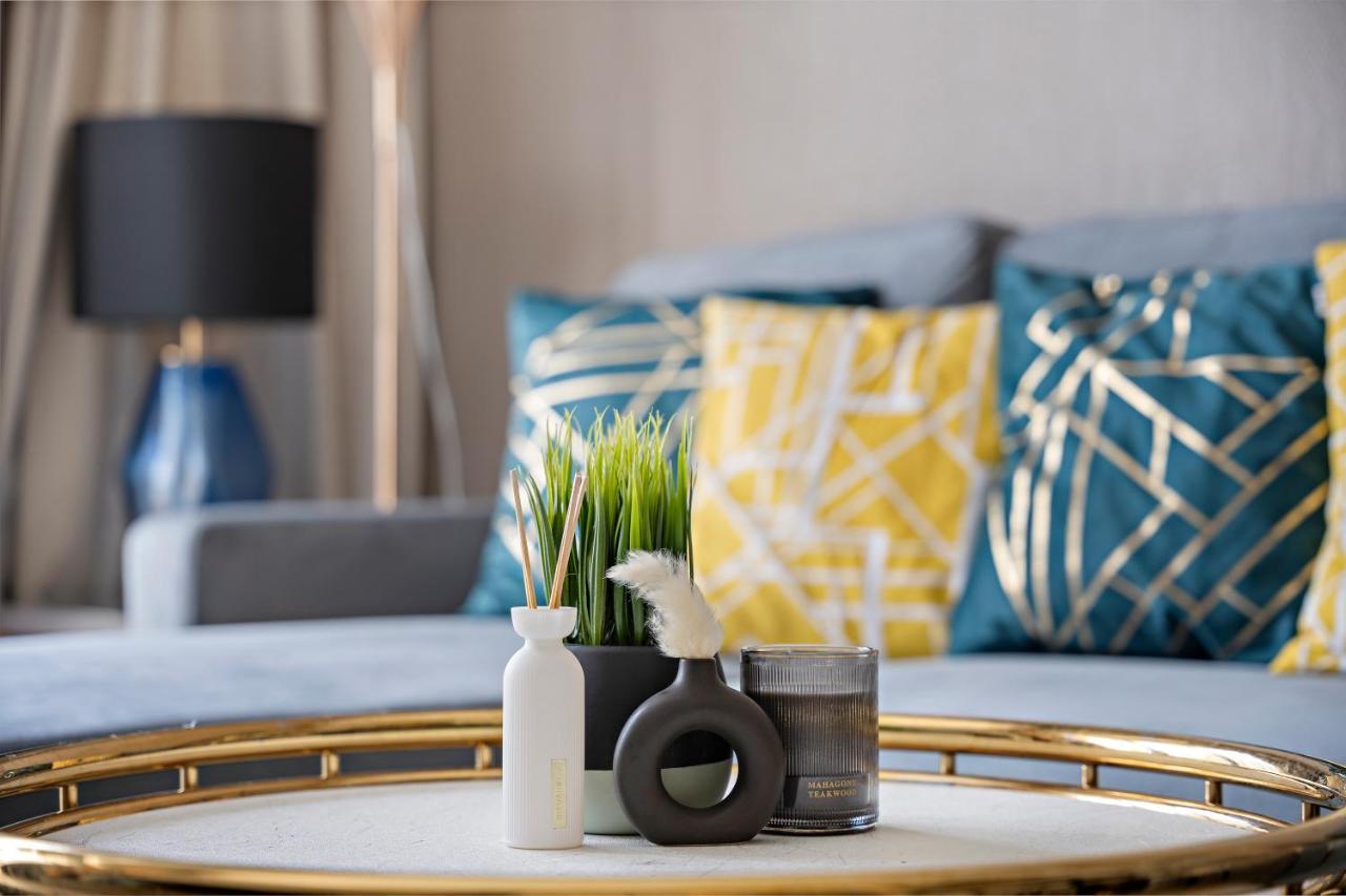 Luxe 1br Sleeps 4, Near Burj Khalifa And Mall With Pool And Free Parking Dubái