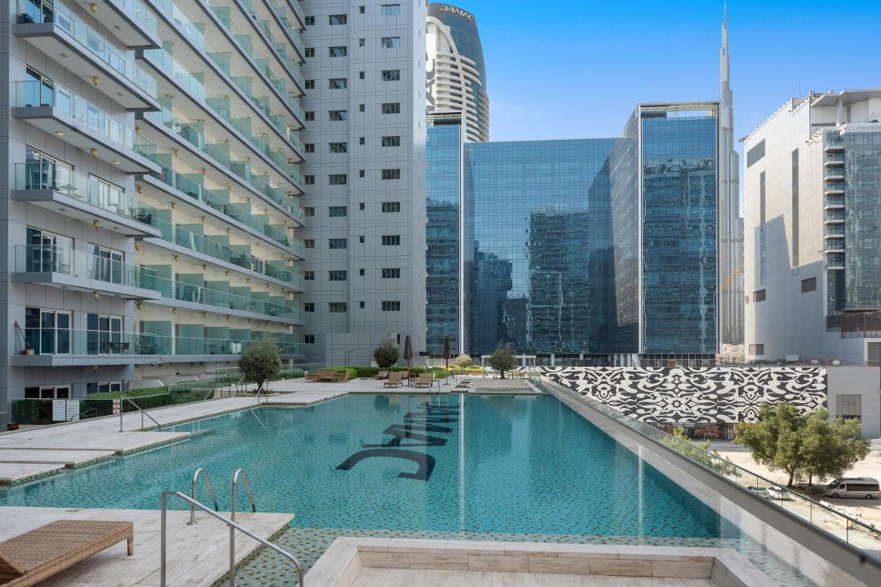 Apartamento Luxe 1br Sleeps 4, Near Burj Khalifa And Mall With Pool And Free Parking Dubái