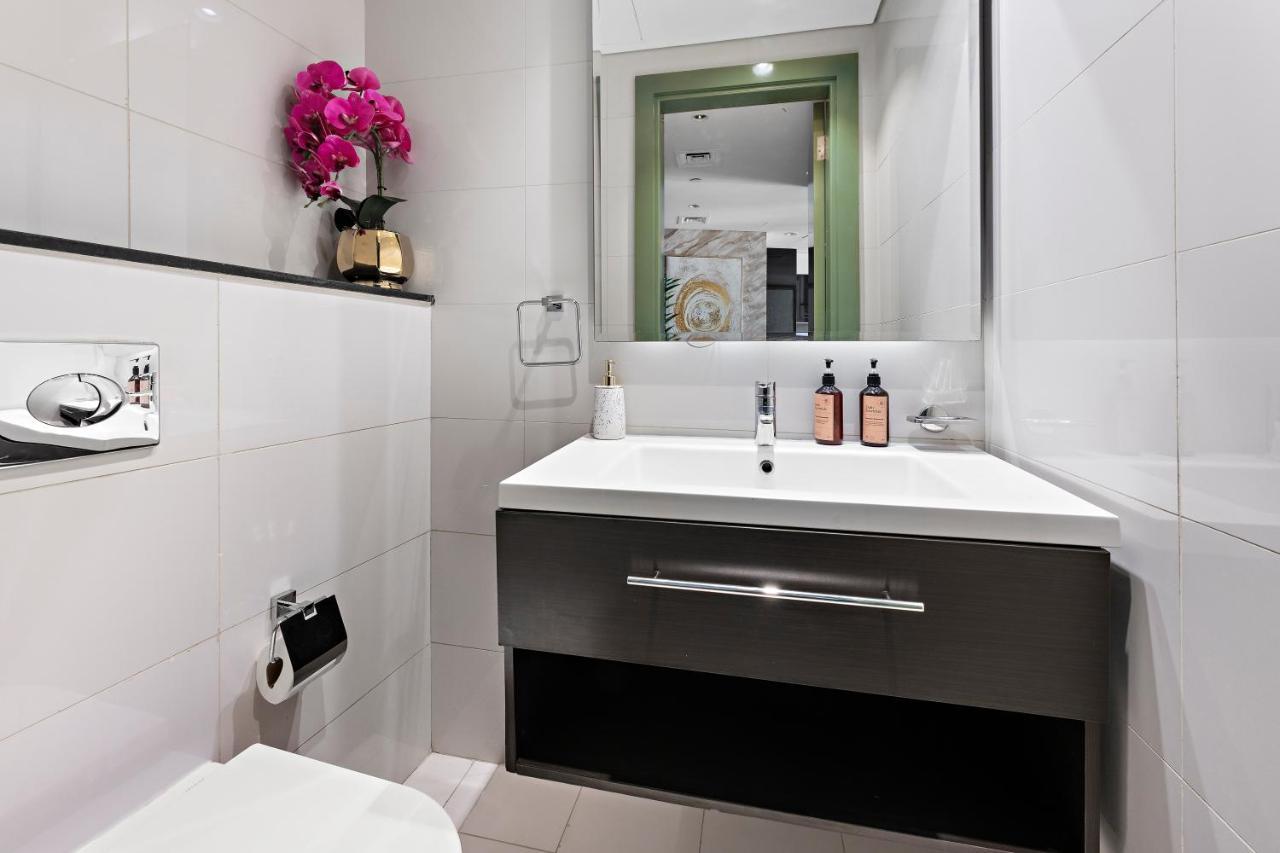 Apartamento Luxe 1br Sleeps 4, Near Burj Khalifa And Mall With Pool And Free Parking