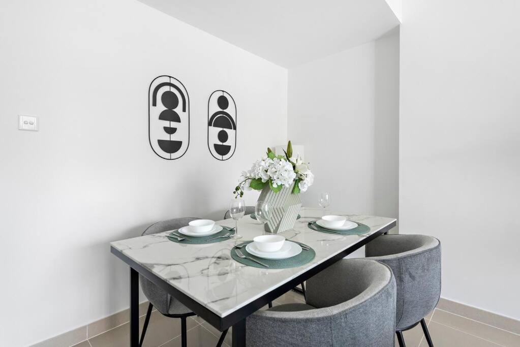 Stonetree - New Furnished 1br In V3 Tower Appartement Dubaï