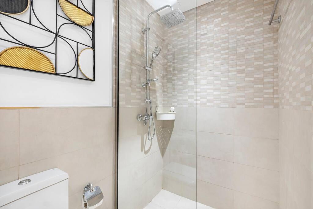 Upmarket With A Pool, Gym & Private Balcony