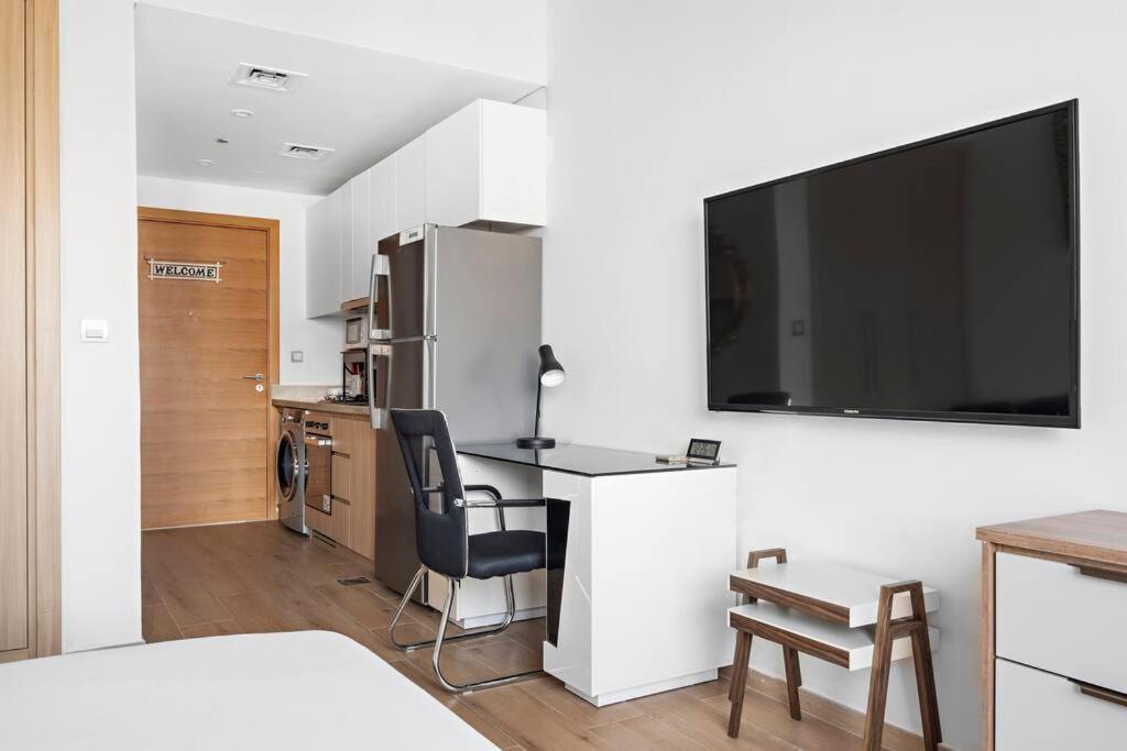 Upmarket With A Pool, Gym & Private Balcony *