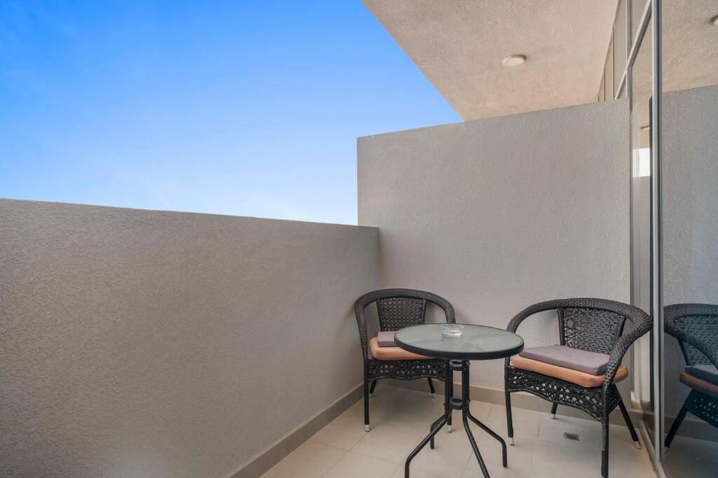 Upmarket With A Pool, Gym & Private Balcony