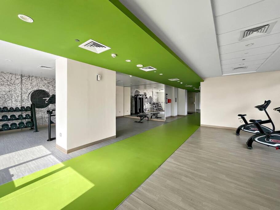 Upmarket With A Pool, Gym & Private Balcony Dubaï