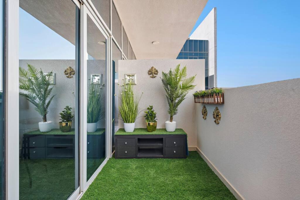 Upmarket With A Pool, Gym & Private Balcony Appartement *