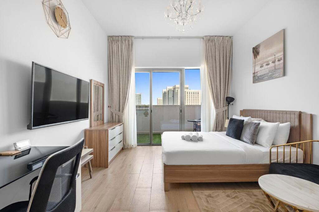 Upmarket With A Pool, Gym & Private Balcony * Dubaï