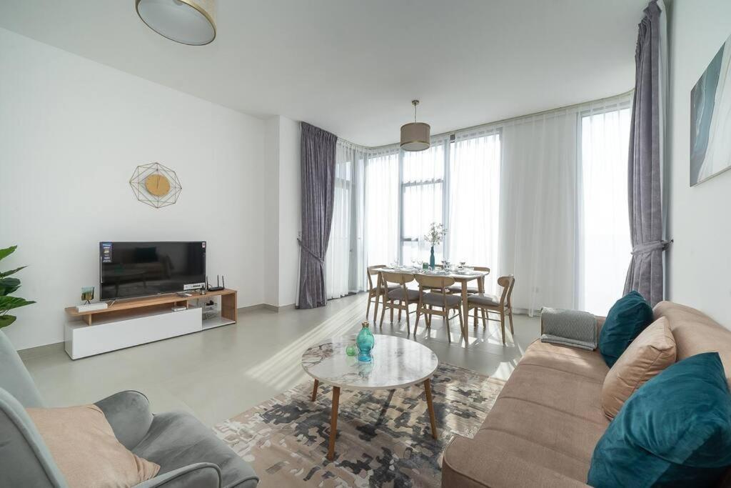 Apartment Stonetree - Furnished 2br With Floor-to-ceiling Window